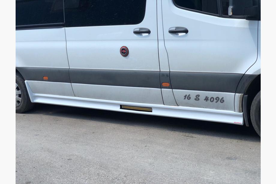 Mercedes Sprinter W907/W910 2018- гг. Комплект порогов (грунт под покраску) L3 - Long (для тюнинга бампера) Фото 3