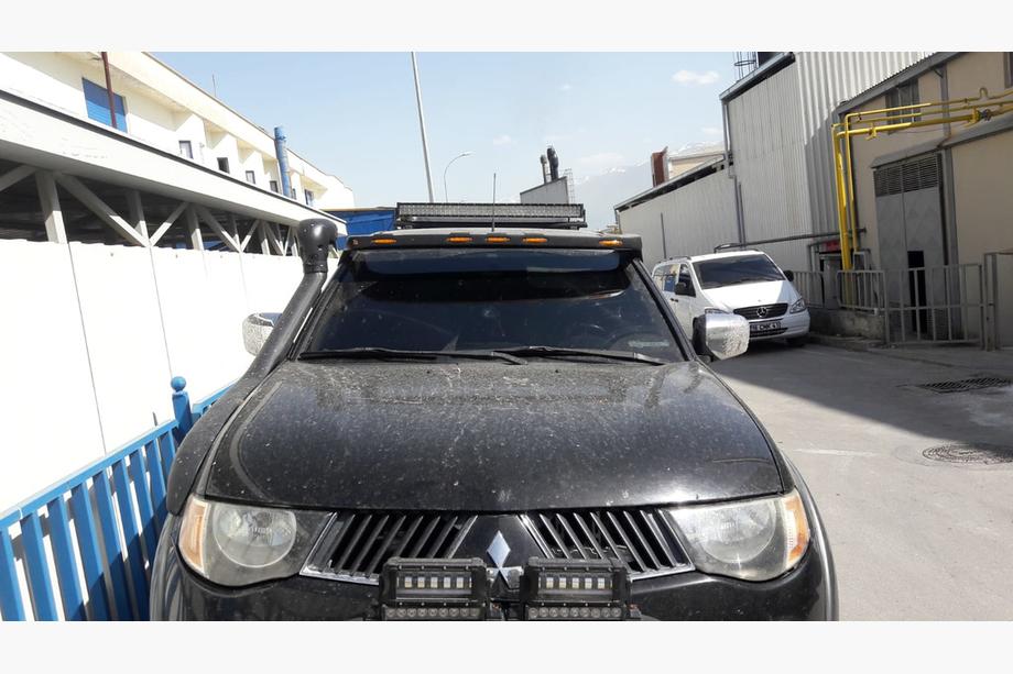 Mitsubishi L200 2015-2024 гг. Козырек на лобовое стекло (Meliset LED) Фото 2