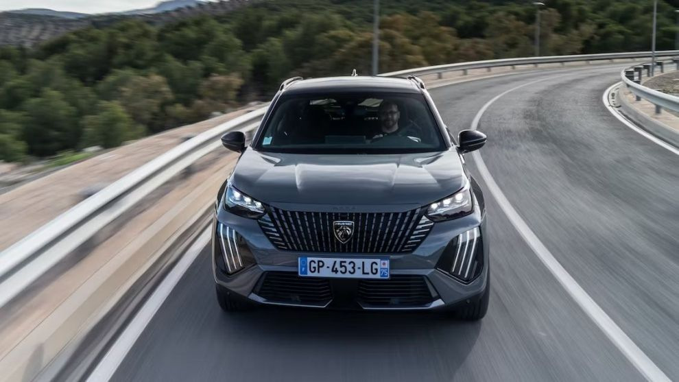 Обновленный компактный кроссовер Peugeot 2008