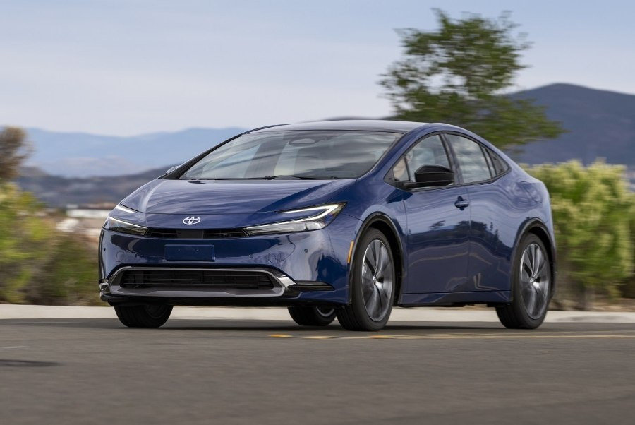 Обзор нового поколения гибридной модели Toyota Prius