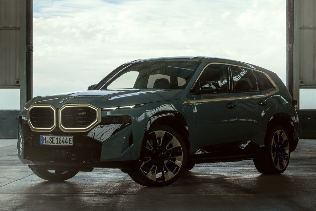 Гибридный люксовый полноприводный кроссовер BMW XM
