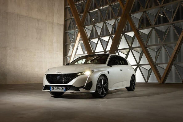 Обзор компактного электрического хэтчбека Peugeot e-308