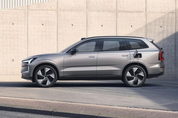 Обзор электрического полноприводного кроссовера Volvo EX90 фото 4