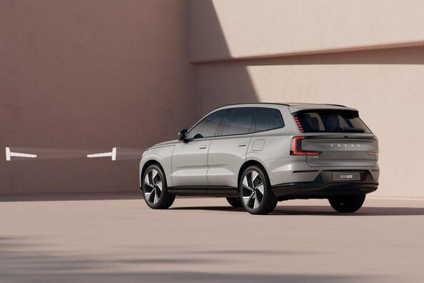Обзор электрического полноприводного кроссовера Volvo EX90 фото 3
