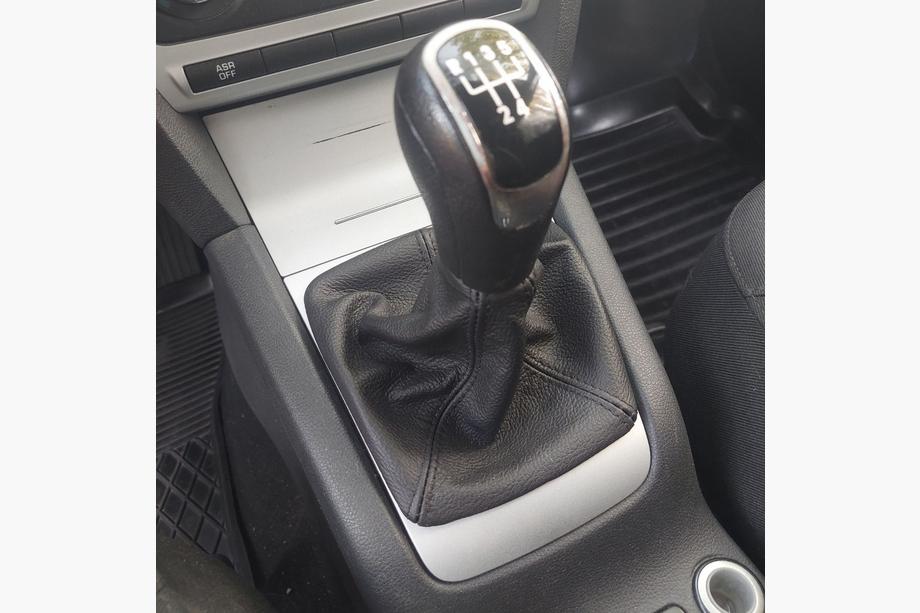 Skoda Octavia II A5 2006-2010 гг. Кожаный чехол для рычага КПП Фото 3