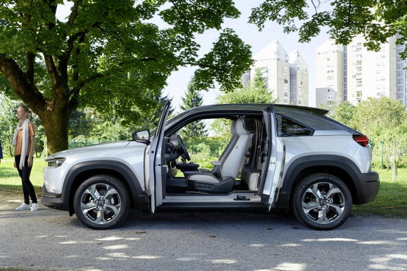 Первое поколение электрического кроссовера Mazda MX-30