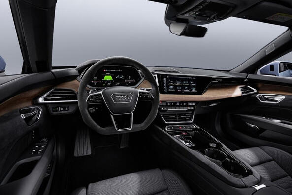 Обзор электрического спорт-седана Audi e-tron GT quattro фото 5