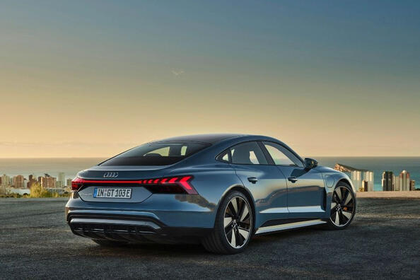 Обзор электрического спорт-седана Audi e-tron GT quattro фото 2