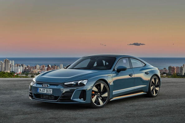 Обзор электрического спорт-седана Audi e-tron GT quattro фото 1