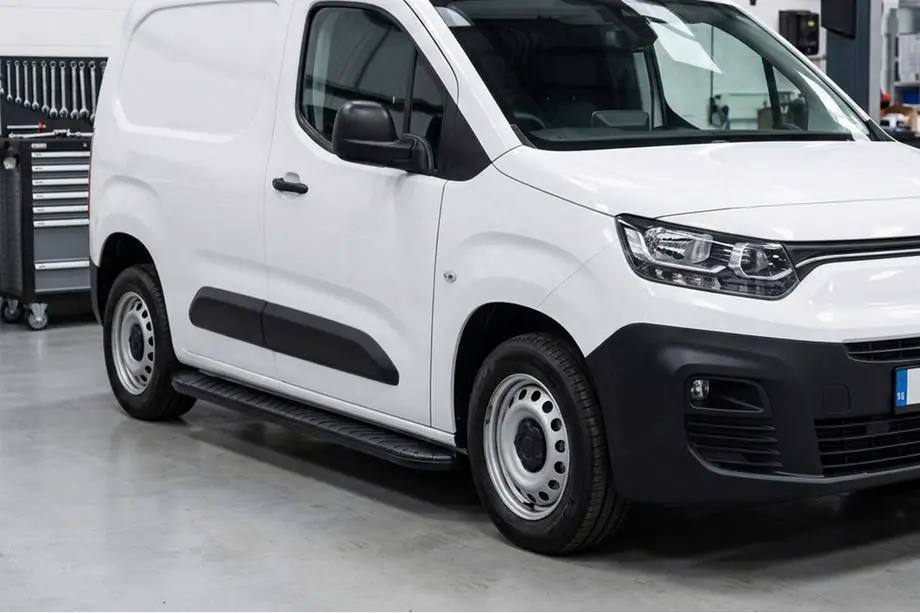 Fiat Doblo III 2023- гг. Боковые пороги Bosphorus Black (2 шт., алюминий) Image