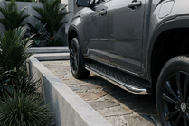 Volkswagen Amarok 2022- гг. Боковые Подножки BlackLine (2 шт., Алюминий) фото 1