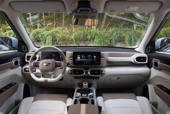 Geely ICON: стильный и технологичный гибридный кроссовер фото 4