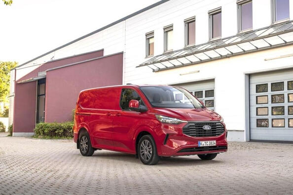 Ford Transit Custom II поколение: надежный помощник для бизнеса фото 1