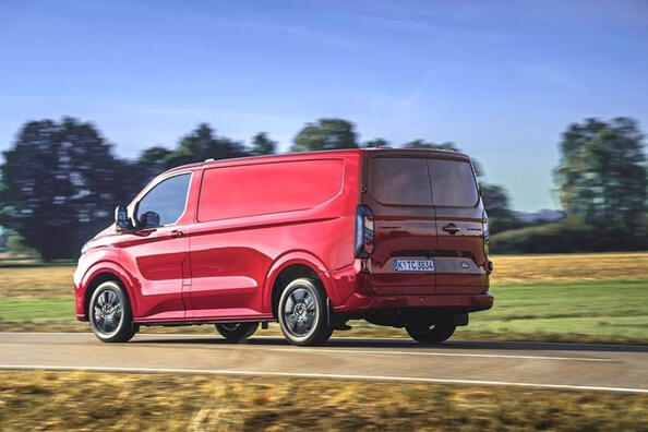 Ford Transit Custom II поколение: надежный помощник для бизнеса фото 3