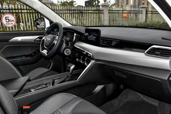BAIC X3 второго поколения: компактный и стильный кроссовер фото 6