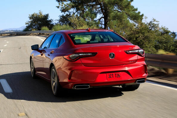 Acura TLX II поколение: седан с премиальным статусом фото 3