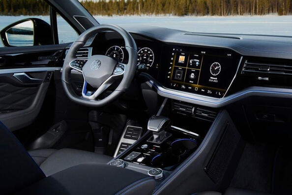 Volkswagen Touareg: обновленный кроссовер стал еще более совершенным фото 5