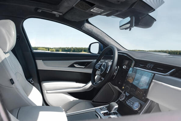 Премиальный седан Jaguar XF: роскошь в деталях фото 6