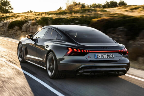Audi RS e-tron GT: электрический монстр со взрывным разгоном фото 4