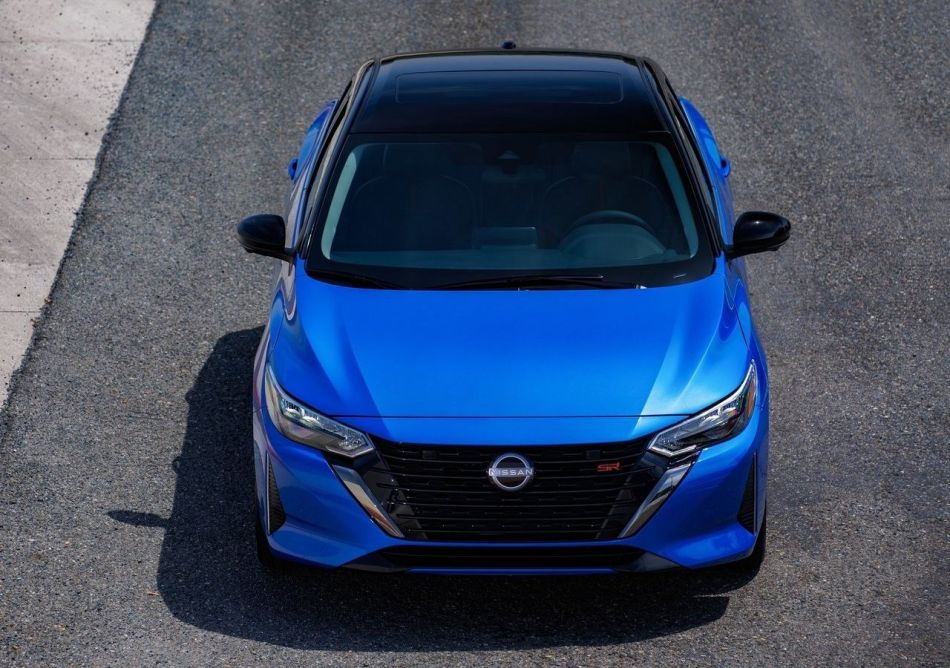 Nissan Sentra 2023: седан среднего класса с обновленным видом