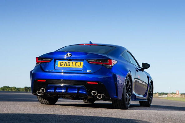 Обзор «заряженного» спорт-купе Lexus RC F фото 4