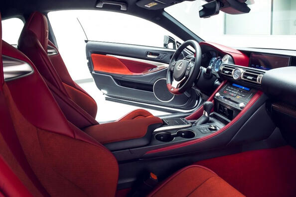 Обзор «заряженного» спорт-купе Lexus RC F фото 6