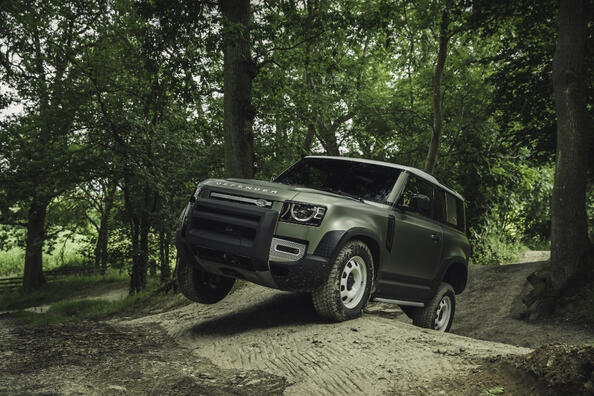 Land Rover Defender 90: обзор трехдверного внедорожника