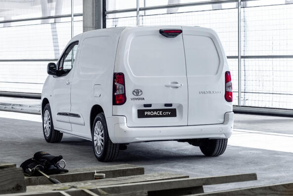 Обзор компактного фургона Toyota Proace City Van фото 4