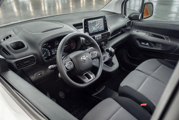 Обзор компактного фургона Toyota Proace City Van фото 6