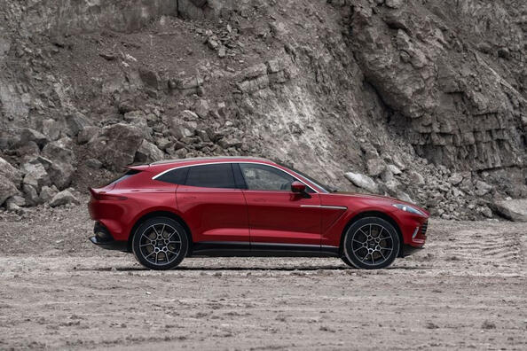 Обзор британского спорт-кроссовера Aston Martin DBX фото 2