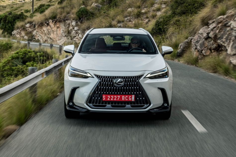 Обзор Lexus NX II поколения: сочетание спортивности и комфорта