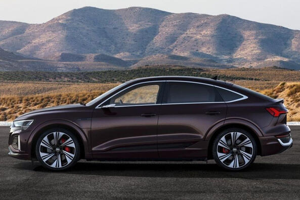 Обзор высокопроизводительного электрического кроссовера Audi Q8 Sportback e-tron фото 3