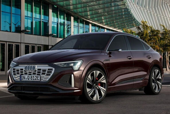 Обзор высокопроизводительного электрического кроссовера Audi Q8 Sportback e-tron фото 1