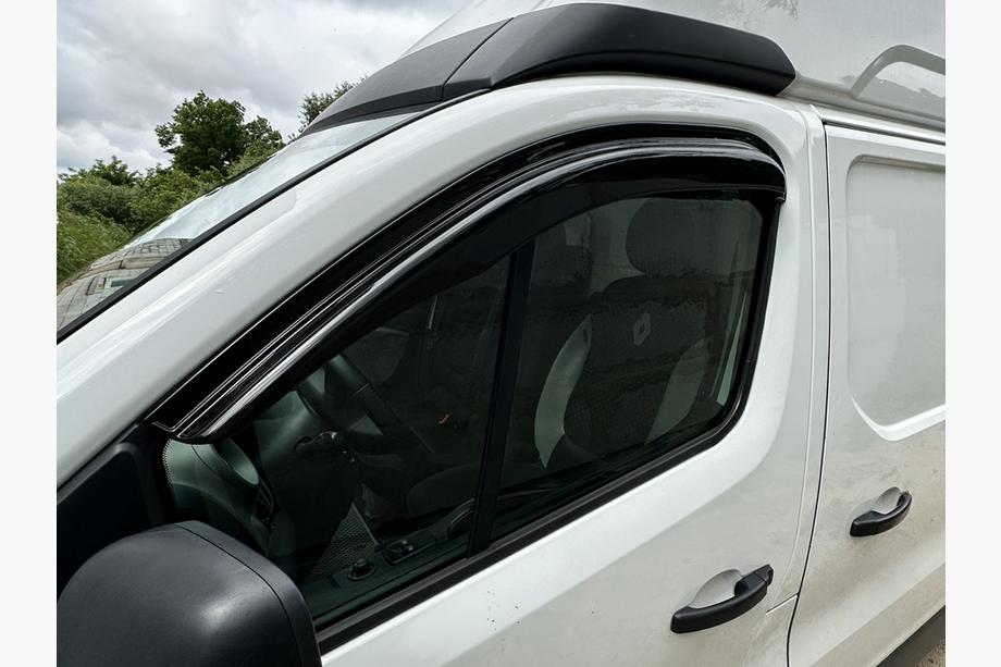 Opel Vivaro 2015-2019 гг. Ветровики EuroCap (2 шт) Image
