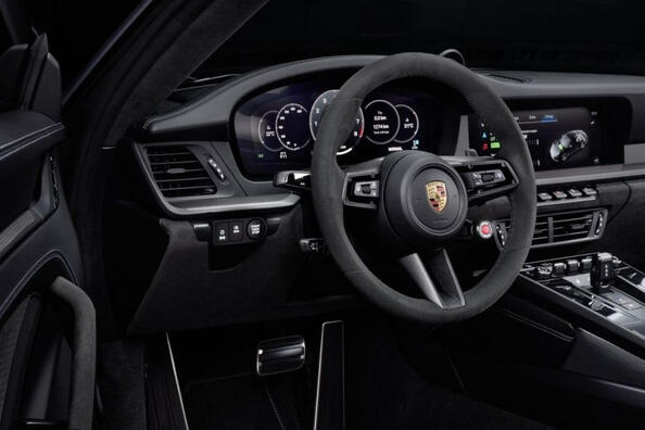 Обзор спорт-купе Porsche 911 Carrera: фейслифт 2024 года фото 6