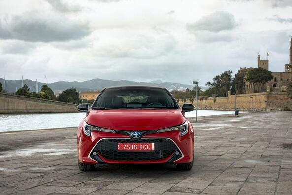 Обзор хэтчбека Toyota Corolla Hatchback Hybrid