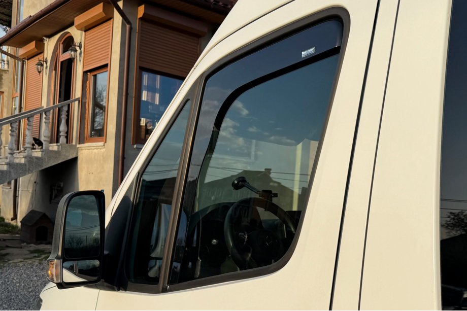 Mercedes Sprinter W907/W910 2018- гг. Ветровики вставные (2 шт, HIC) Фото 3