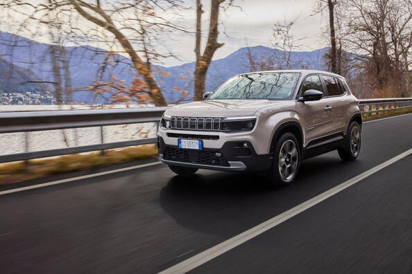 Обзор Jeep Avenger: компактный и стильный покоритель города