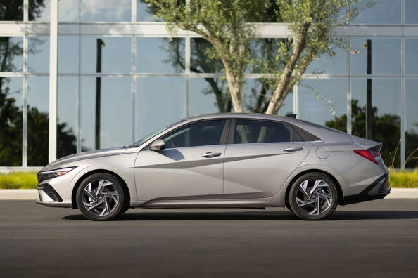Hyundai Elantra 2023: фейслифтинг седана фото 4