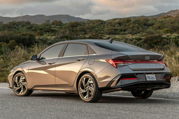 Hyundai Elantra 2023: фейслифтинг седана фото 3