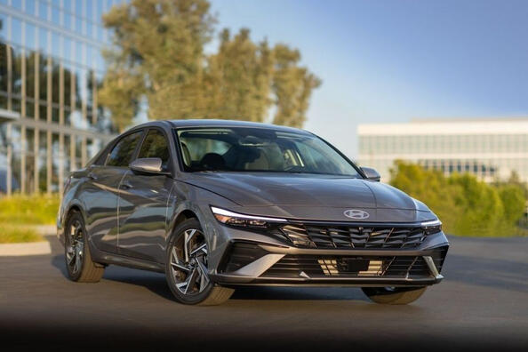 Hyundai Elantra 2023: фейслифтинг седана фото 1