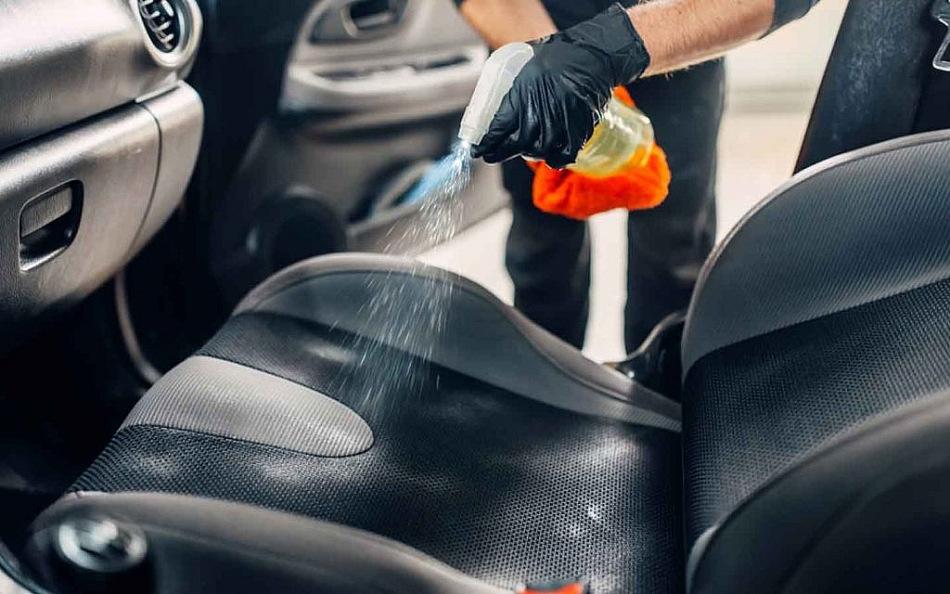Чем почистить тканевую обивку салона автомобиля?