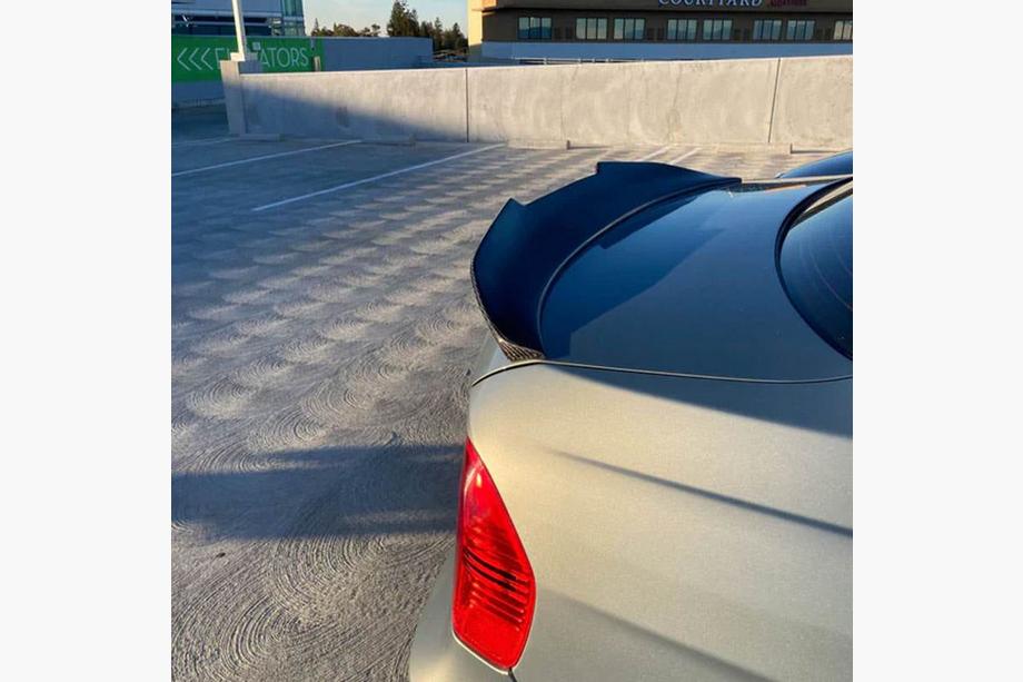 BMW 3 серия E90/E91 2005-2011 гг. Спойлер крышки багажника FRP V1 (SD) Фото 6