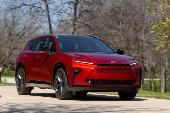 Toyota Crown Signia: обзор гибридного кроссовера и цены в США