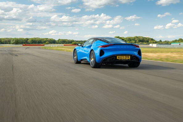 Обзор спортивного автомобиля Lotus Emira фото 3