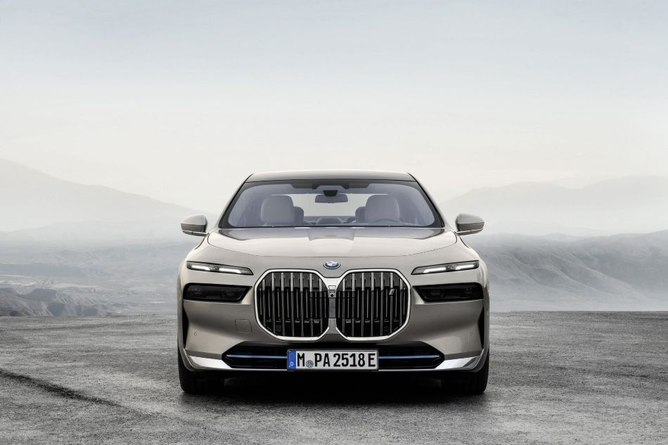 BMW i7: обзор флагманского электрического седана