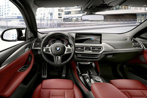 Обзор купевидного кроссовера BMW X4: Рестайлинговая версия фото 6