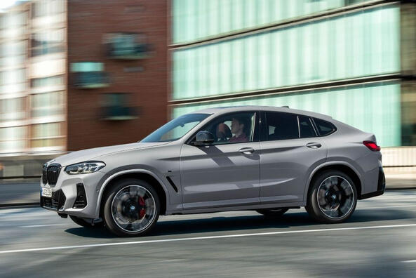 Обзор купевидного кроссовера BMW X4: Рестайлинговая версия фото 3