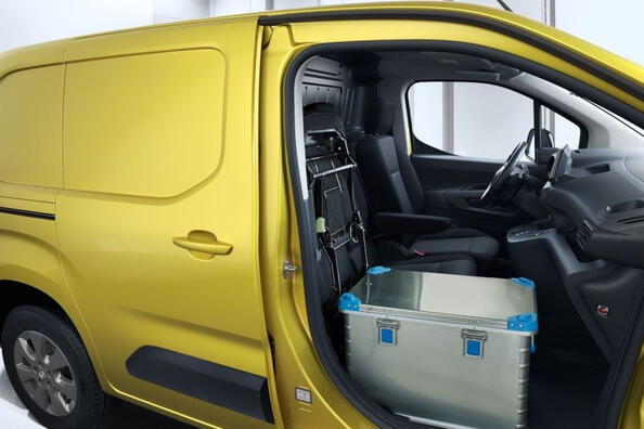 Обзор электрического фургона Opel Combo Cargo Electric фото 4