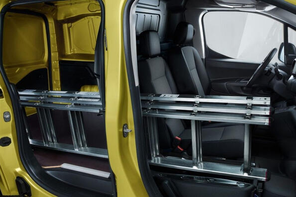 Обзор электрического фургона Opel Combo Cargo Electric фото 5